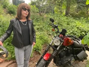 Abogada Dianne Sawaya con moto